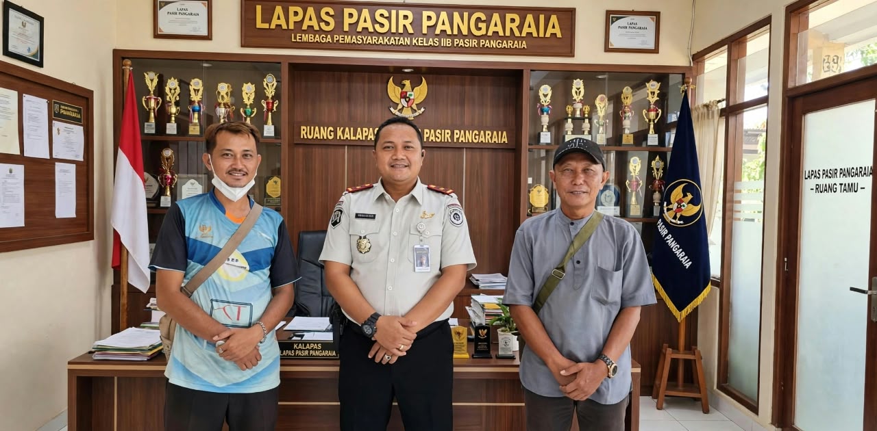 Kalapas Efendi Parlindungan Purba berfoto bersama Andi Kariono dan Elisman Purba saat kunjungan silaturahmi