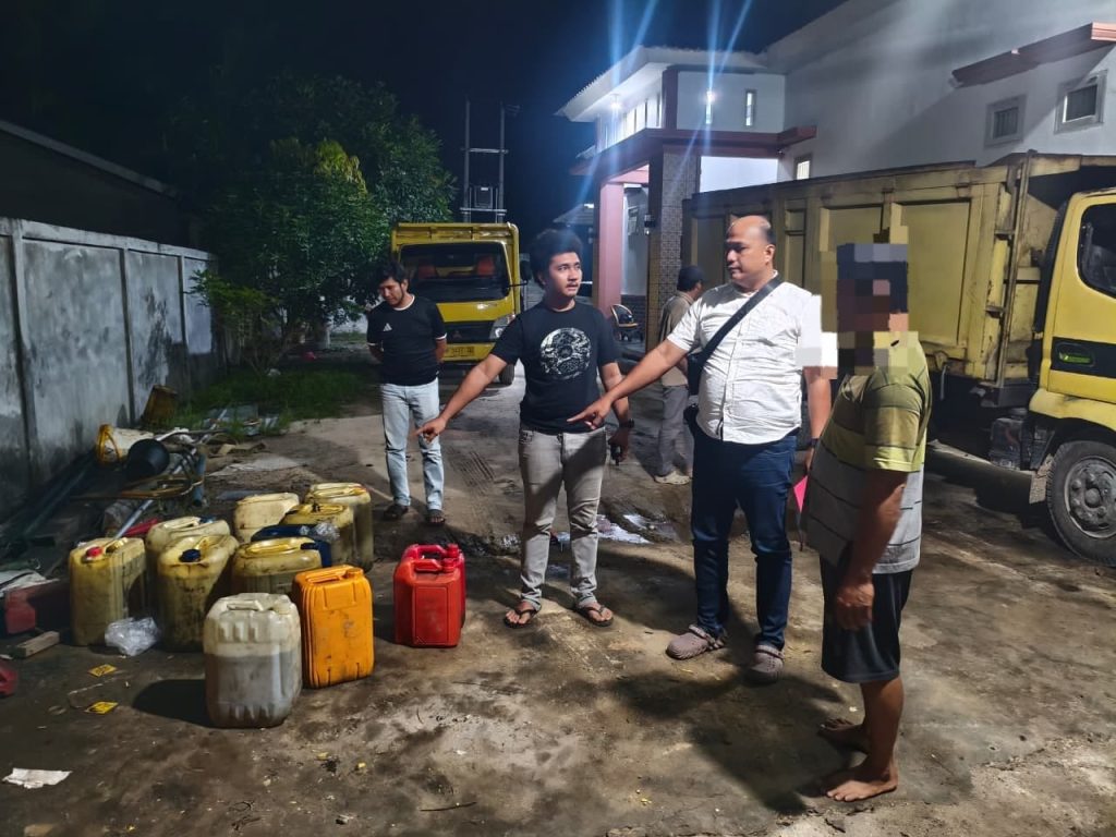 Petugas Sat Reskrim Polres Kampar amankan mobil dan 14 jerigen solar subsidi di Desa Karya Indah, Kecamatan Tapung