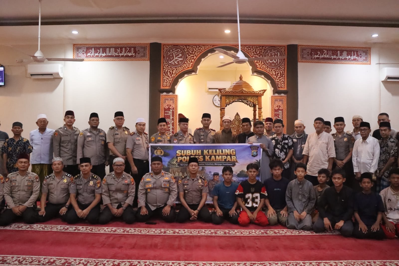 Wakapolres Kampar Kompol Rizki Hidayat saat Sholat Subuh Keliling di Masjid Ubudiyah Bangkinang Kota