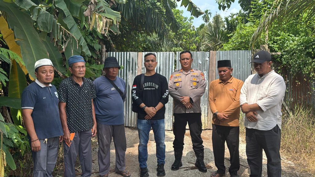 Kapolsek Perhentian Raja IPTU Okto Wahyudi pimpin pengecekan lokasi dugaan sawmill ilegal, Minggu 25 Oktober 2026