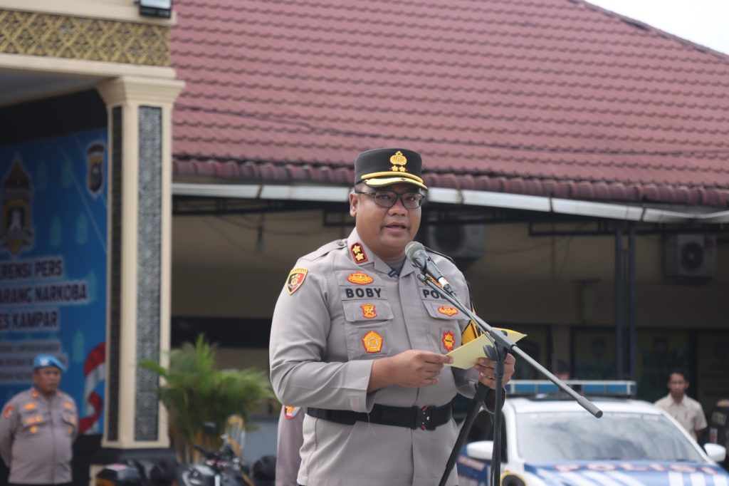 Kapolres Kampar AKBP Boby Putra Ramadhan Sebayang pimpin Apel Gelar Pasukan Operasi Patuh Lancang Kuning 2026 di Mapolres Kampar, 26 Oktober 2026