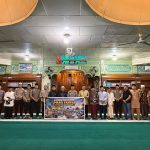 Kapolres Kampar AKBP Boby Putra Ramadhan Sebayang bersama jamaah dan personel Polres Kampar saat Sholat Subuh Keliling di masjid wilayah Kampar, 27 Oktober 2026