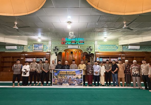 Kapolres Kampar AKBP Boby Putra Ramadhan Sebayang bersama jamaah dan personel Polres Kampar saat Sholat Subuh Keliling di masjid wilayah Kampar, 27 Oktober 2026