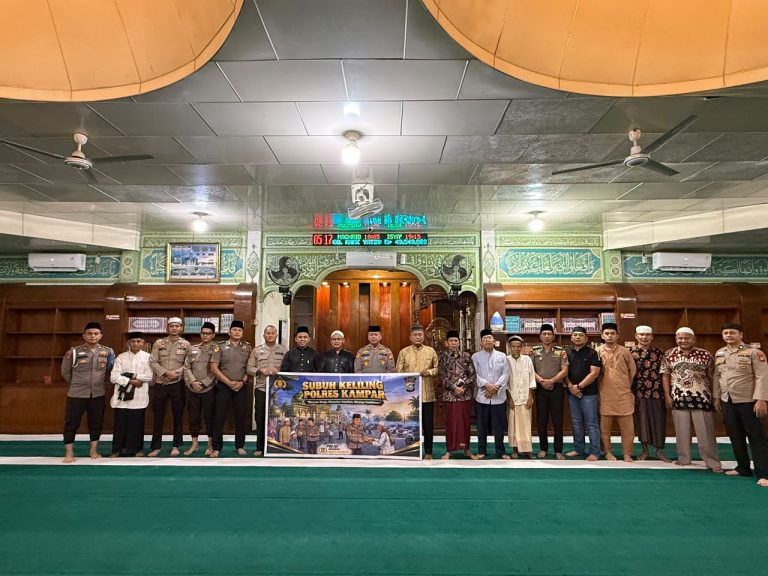Kapolres Kampar AKBP Boby Putra Ramadhan Sebayang bersama jamaah dan personel Polres Kampar saat Sholat Subuh Keliling di masjid wilayah Kampar, 27 Oktober 2026