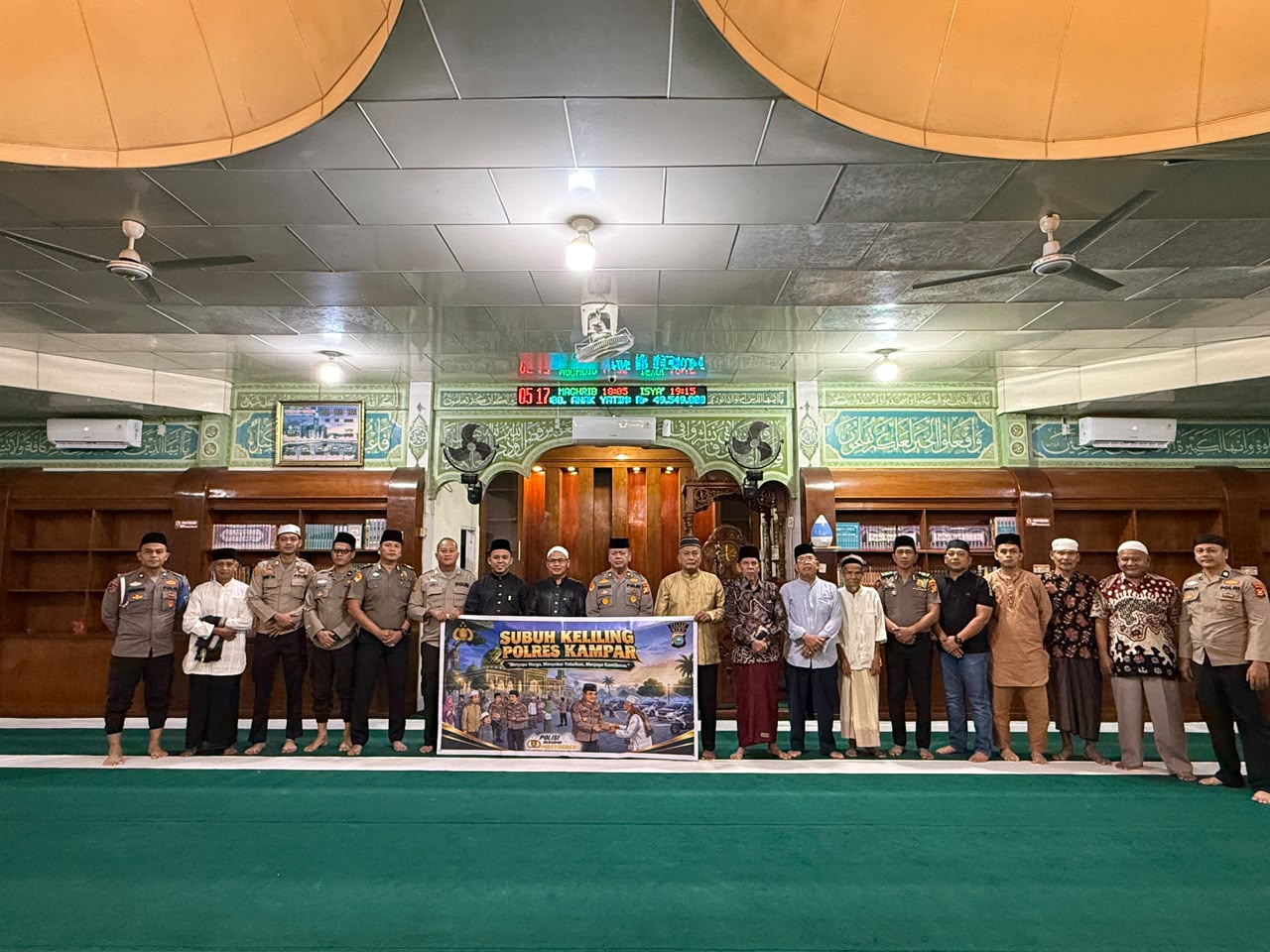 Kapolres Kampar AKBP Boby Putra Ramadhan Sebayang bersama jamaah dan personel Polres Kampar saat Sholat Subuh Keliling di masjid wilayah Kampar, 27 Oktober 2026