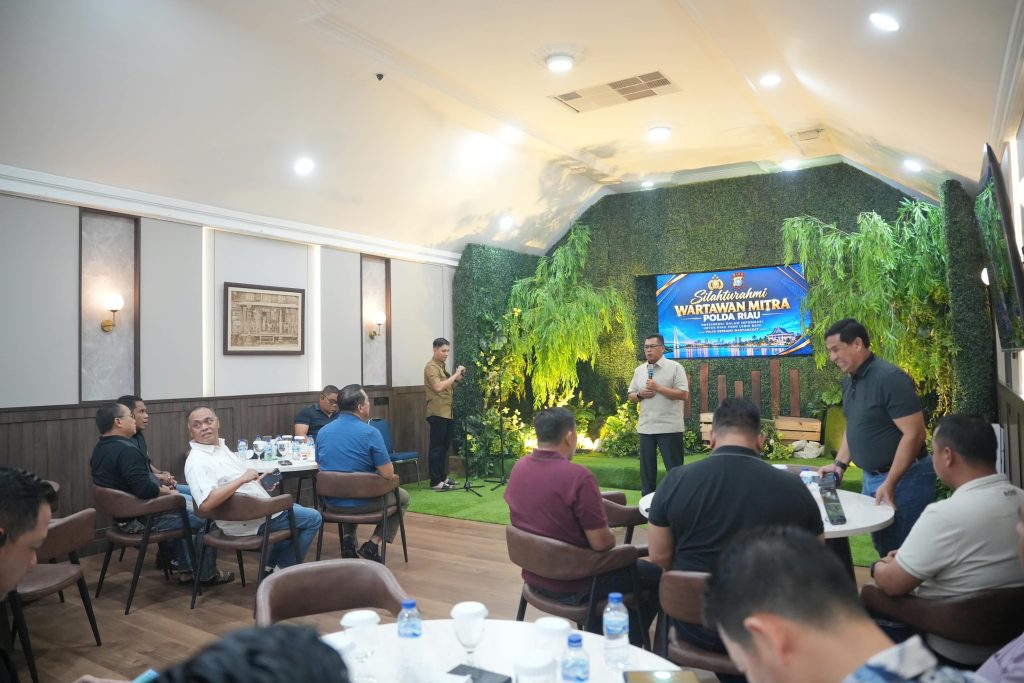 Kapolda Riau Irjen Pol Arman Achdiat saat silaturahmi dan makan malam bersama wartawan mitra Polda Riau di Rumah Dinas Kapolda Riau, 26 Oktober 2026