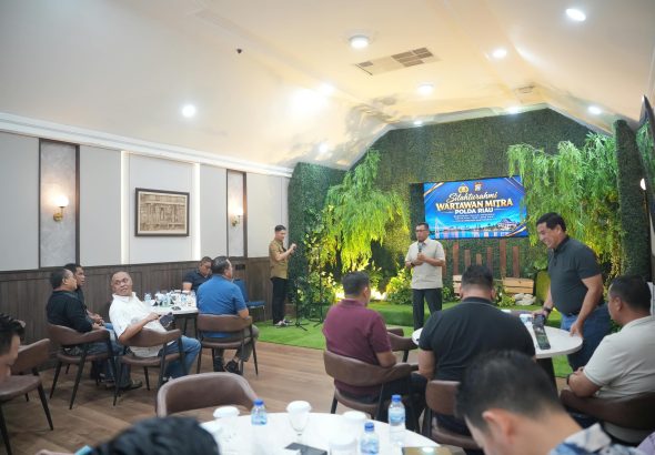 Kapolda Riau Irjen Pol Arman Achdiat saat silaturahmi dan makan malam bersama wartawan mitra Polda Riau di Rumah Dinas Kapolda Riau, 26 Oktober 2026