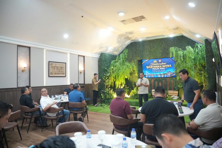 Kapolda Riau Irjen Pol Arman Achdiat saat silaturahmi dan makan malam bersama wartawan mitra Polda Riau di Rumah Dinas Kapolda Riau, 26 Oktober 2026