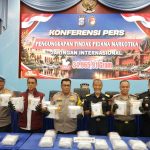 Kapolda Riau Irjen Pol Arman Achdiat saat konferensi pers pengungkapan peredaran 34,9 kg sabu di Mapolda Riau, 27 Oktober 2026
