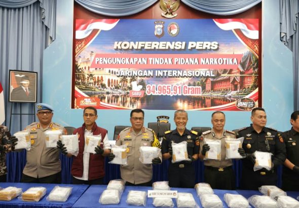 Kapolda Riau Irjen Pol Arman Achdiat saat konferensi pers pengungkapan peredaran 34,9 kg sabu di Mapolda Riau, 27 Oktober 2026