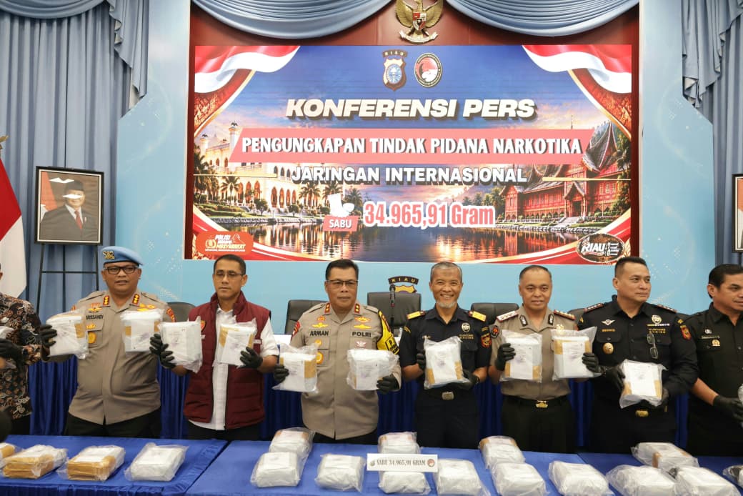 Kapolda Riau Irjen Pol Arman Achdiat saat konferensi pers pengungkapan peredaran 34,9 kg sabu di Mapolda Riau, 27 Oktober 2026