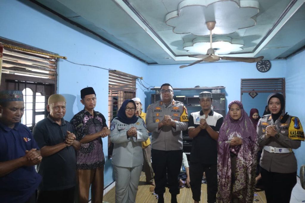 Kapolres Kampar AKBP Boby Putra Ramadhan Sebayang saat menyerahkan santunan kematian kepada keluarga almarhum Alfarezi di Desa Penghidupan, 27 Oktober 2026